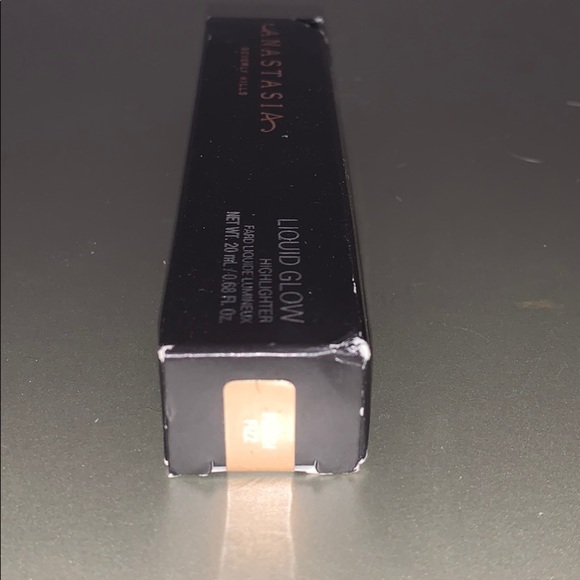 Anastasia Beverly Hills peach fizz liquid glow! - Picture 4 of 5